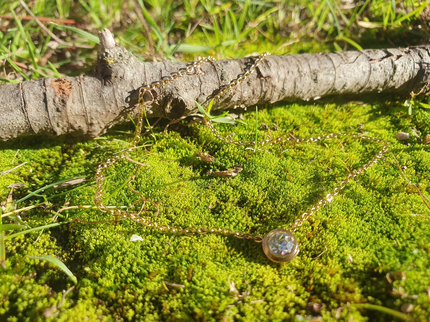 Elegante collar con brillante