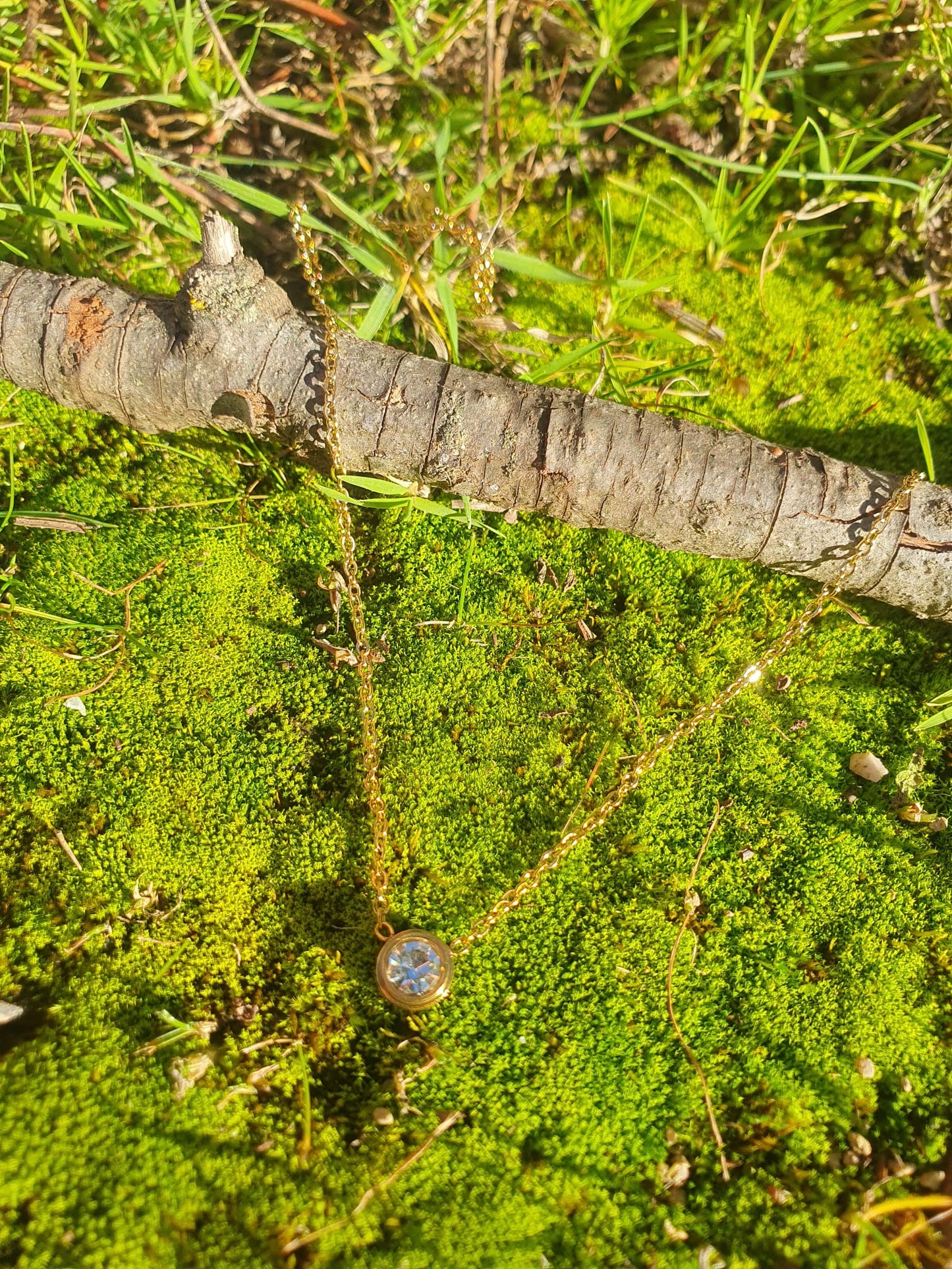Elegante collar con brillante