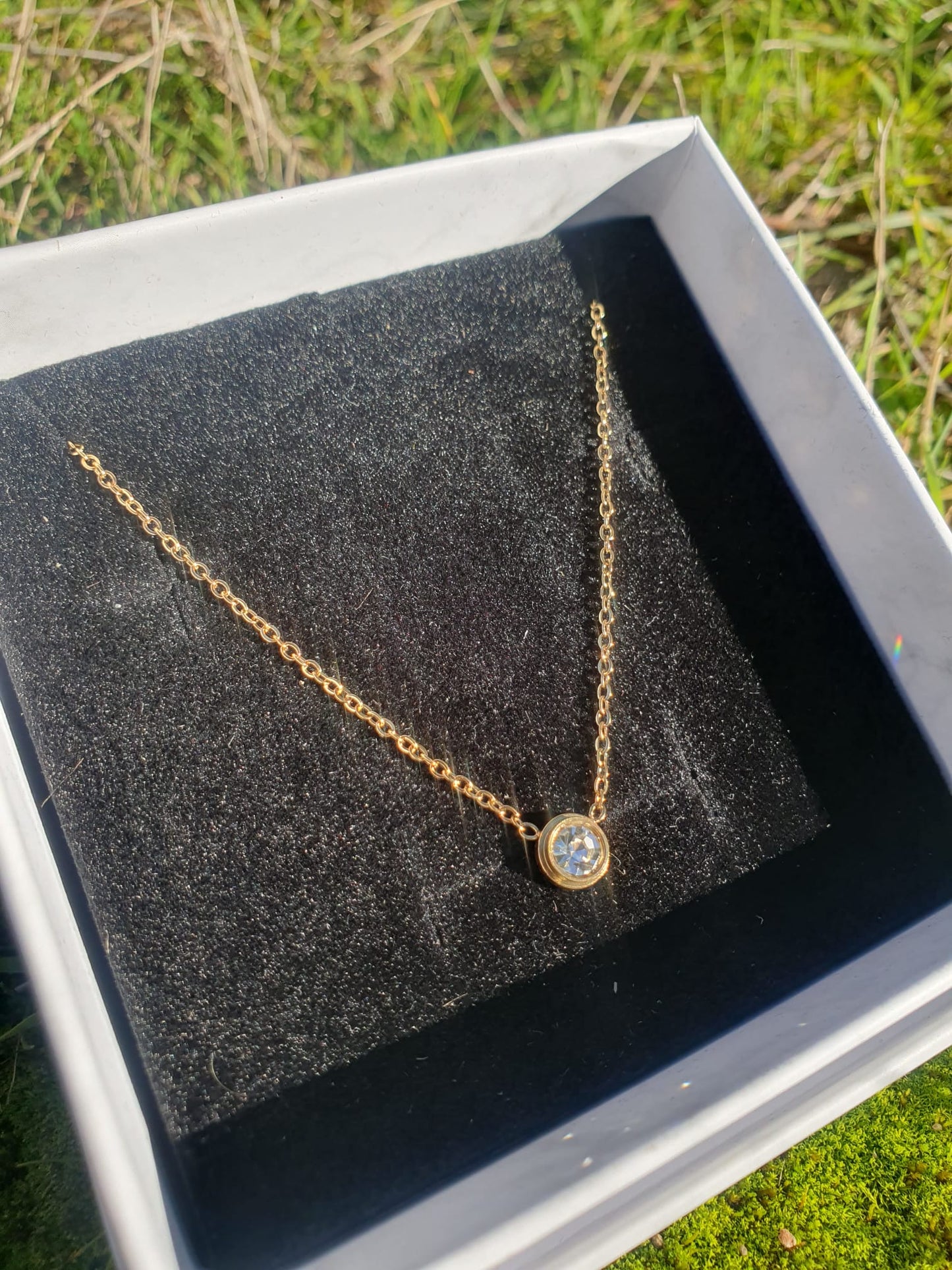 Elegante collar con brillante