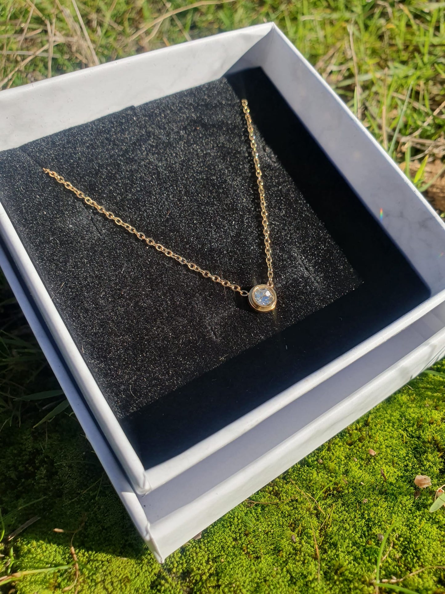 Elegante collar con brillante