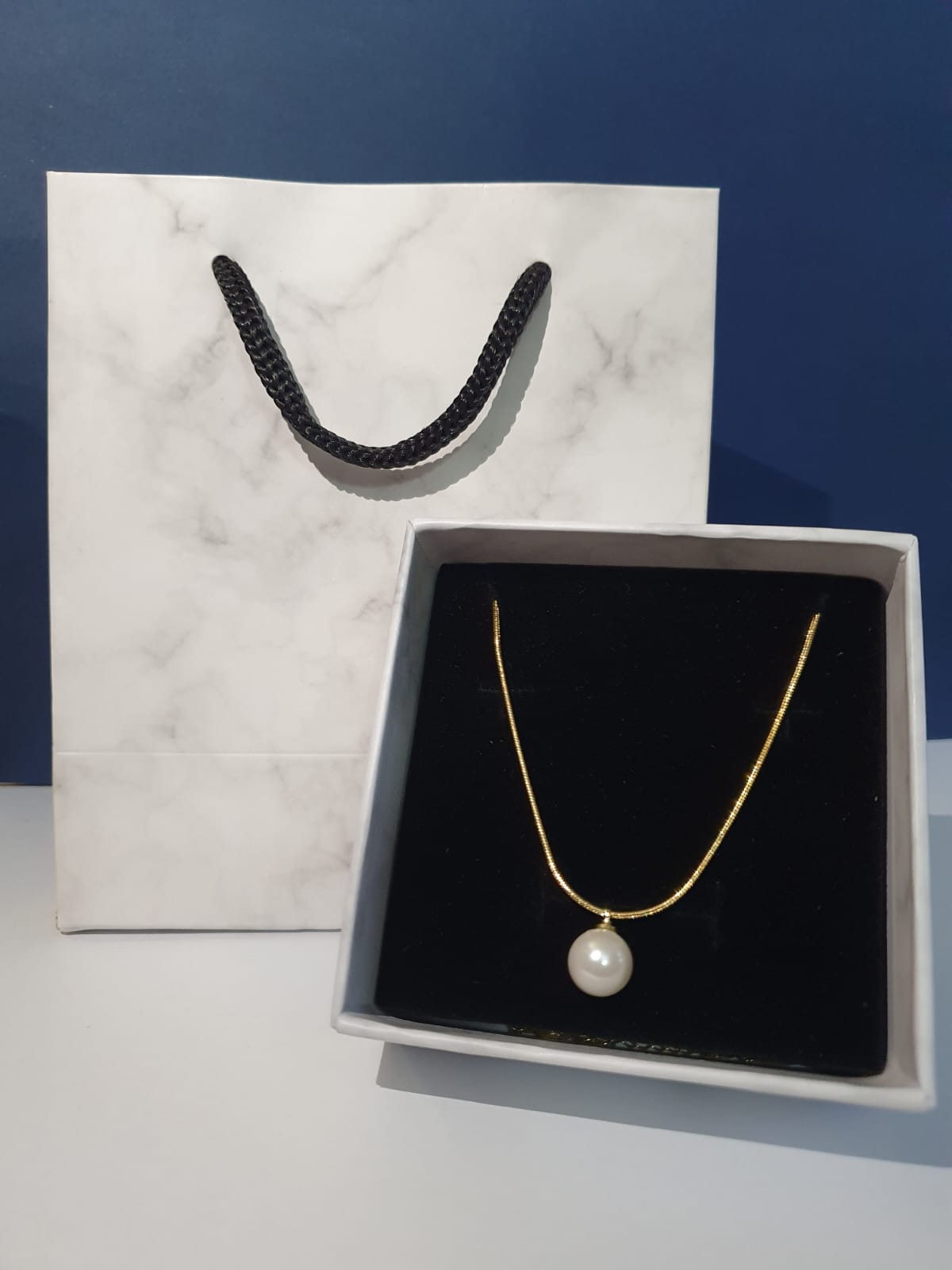 Collar elegante con perla