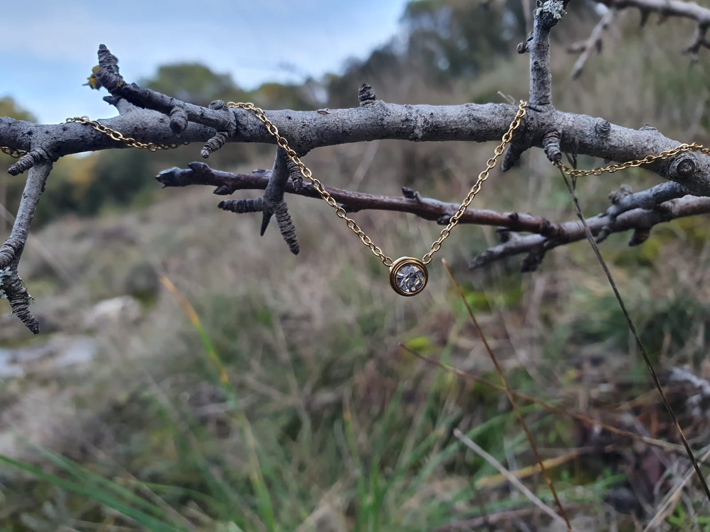 Elegante collar con brillante