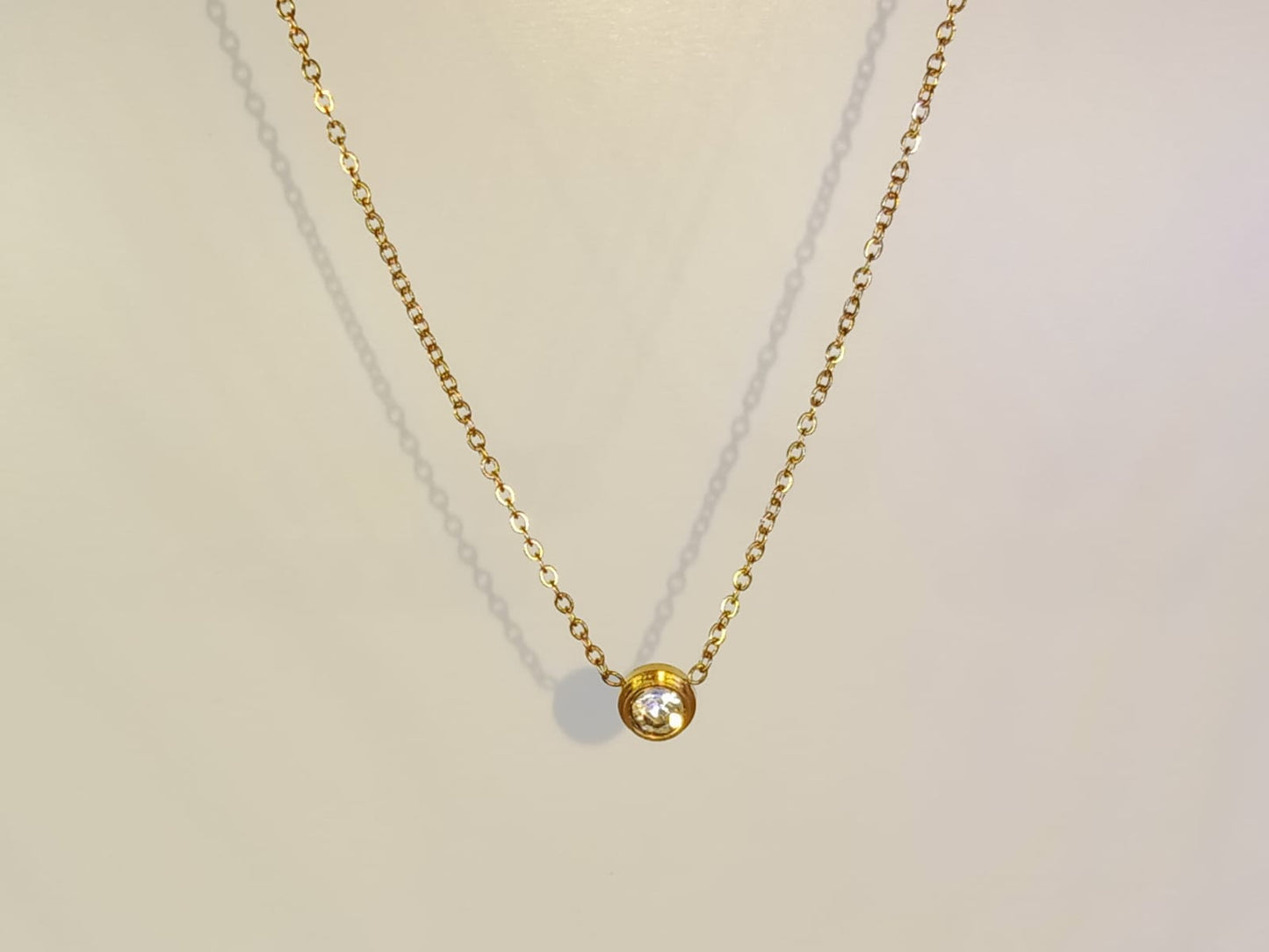 Elegante collar con brillante