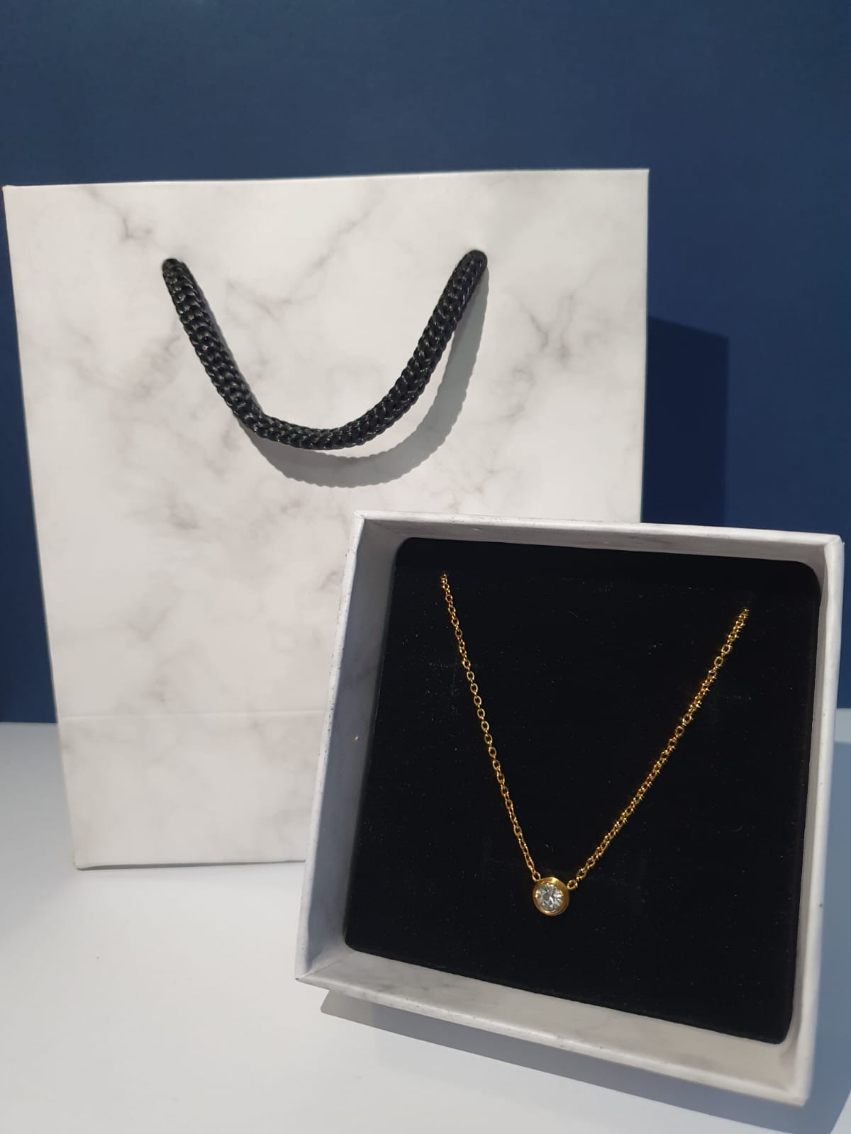 Elegante collar con brillante